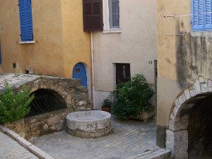 village de ceyreste fontaine romaine